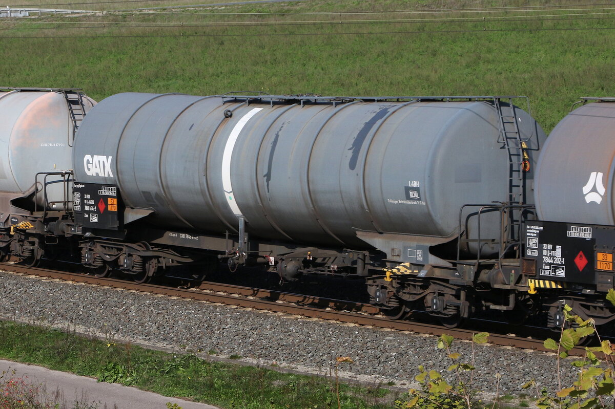 7848 614 (Zans) von  GATX  am 12. Oktober 2022 bei Harrbach.