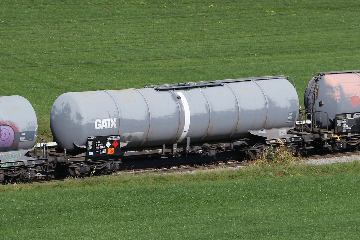 7849 323 (Zans) von  GATX  am 3. Oktober 2023 bei Axdorf.