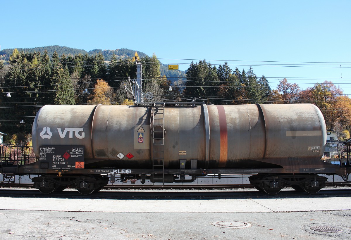 7854 868-5 (Zas) von  VTG  am 1. November 2015 im Bahnhof von Kitzbhel.