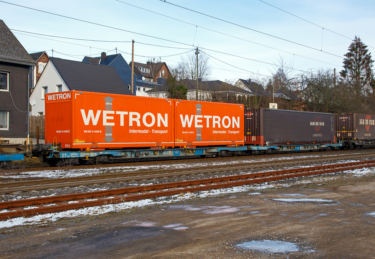 8-achsiger Niederflur-Containertragwagen (Megafret) 33 68 4909 161-1 D-AAEC der Gattung Sffggmrrss 40 der AAE Cargo AG (gehrt zur VTG) am 19.01.2019 im Zugverband in Mudersbach/Sieg.

Eine der besten Konstruktionen auf dem Gebiet des kombinierten Verkehrs. Bei einer Ladehhe von nur 825 mm ist es mglich, Container von 9‘6“ (Highcube) durch den rmelkanal-Tunnel in europische Terminals zu transportieren. Volumengter knnen ausgezeichnet transportiert werden und es ist mglich, Wechselbehlter und Container mit einer externen Hhe von 3.220 mm innerhalb des C-45 Profils zu fahren.

TECHNISCHE DATEN:
Spurweite: 1.435 mm
Achsanzahl: 8 (in 4 Drehgestelle)
Lnge ber Puffer: 36.440 mm
Ladelnge: 2 x 16.105 mm (104 ft)
Ladebreite: 2.600 mm
Ladehhe: 825 mm
Drehzapfenabstand: 2 x 13.080 mm 
Achsabstand im Drehgestell: 2.000 mm
Laufraddurchmesser (neu): 730 mm
Drehgestell: Y33-K
Eigengewicht: 39.000 kg
Max. Zuladung: 89,0 t
Hchstgeschwindigkeit: 100 km/h (S) / 120 km/h (SS)
Intern. Verwendungsfhigkeit: RIV
Kleister befahrbarer Gleisbogen: R=150 m  (Einzelwagen 75 m)
Anzahl der Containerzapfen: 32