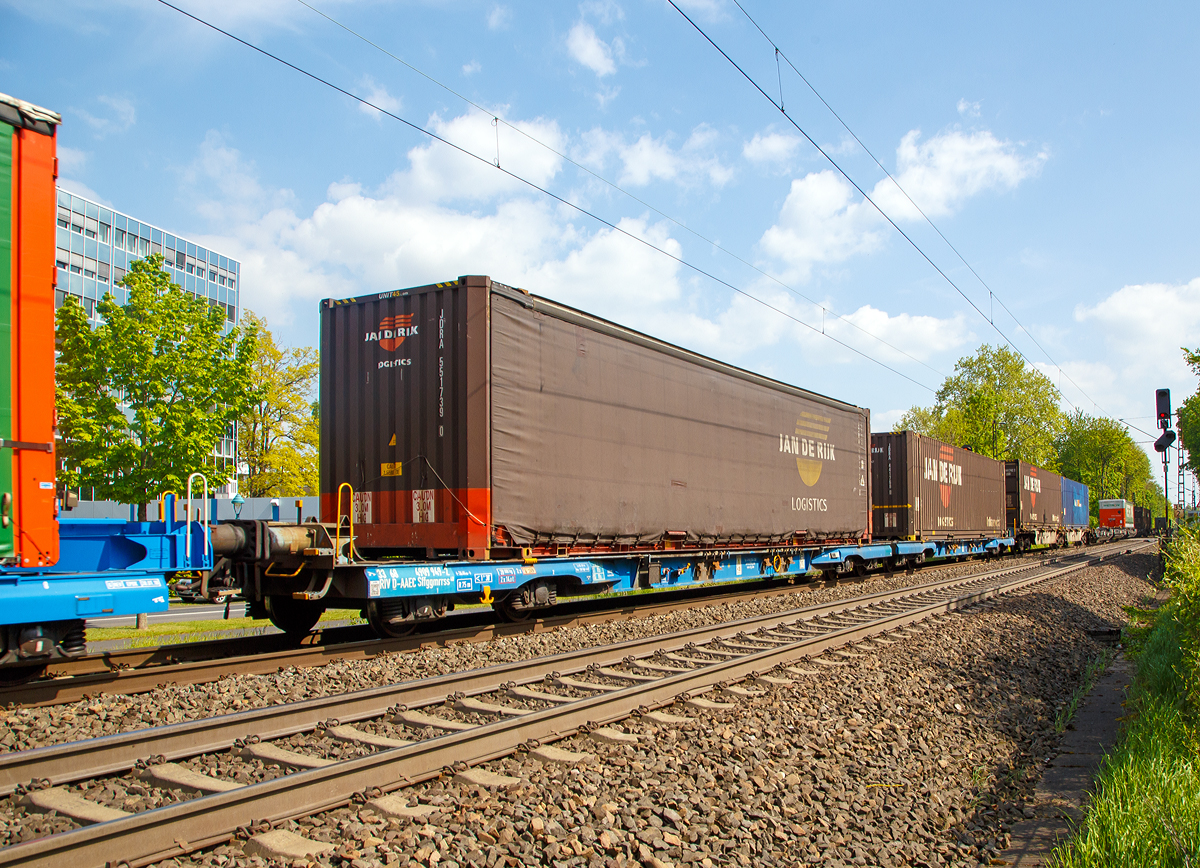 8-achsiger Niederflur-Containertragwagen (Megafret) 33 68 4909 949-2 D-AAEC der Gattung Sffggmrrss 40 der AAE Cargo AG (heute zur VTG), beladen mit zwei 40‘ Containern, am 30.04.2019 im Zugverband bei der Durchfahrt in Bonn-Gronau (nhe dem Bf Bonn UN Campus).

Die UIC Nummer ist hier noch nach dem alten Schlssel, so steht die dritte und vierte Ziffer als fr Kode fr das Eigentumsmerkmal (68 = Gemeinschaft der Bentheimer Eisenbahn und der Ahaus–Alsttter Eisenbahn). Bis Ende 2005 wurde mit ihm der Eigentmer eines Wagens kodiert, dann trat der zweistellige Lndercode an seine Stelle. So stnde nach dem neuen Nummernsystem eine 80 fr Deutschland hier.

Diese Wagen mit zwei tiefen Plattformen auf vier Drehgestellen (acht Achsen) eignet sich zum Transport von 20‘, 30‘, 40‘ Containern und Wechselbehltern nach UIC 592 Norm, in symmetrischer und asymmetrischer Ladekonfiguration auf der kompletten Ladelnge. Die Gesamtlnge des Wagens wird mit Hilfe eines kurzen Kupplungssystem zwischen den zwei Tiefladeplattformen optimiert.


Bei einer Ladehhe von nur 825 mm ist es mglich, Container von 9‘6“ (Highcube) durch den rmelkanal-Tunnel in europische Terminals zu transportieren.

Volumengter knnen ausgezeichnet transportiert werden und es ist mglich, Wechselbehlter und Container mit einer externen Hhe von 3.220 mm innerhalb des C-45 Profils zu fahren.

TECHNISCHE DATEN:
Spurweite: 1.435 mm
Lnge ber Puffer: 36.440 mm
Drehzapfenabstand: 2 x 13.080 mm
Radsatzstand in den Drehgestellen: 2.000 mm
Laufraddurchmesser: 730 mm (neu) 
Ladelnge: 2 x 16.105 mm
Eigengewicht: ca. 39 t
Nutzlast: ca. 89 t
Max. Geschwindigkeit bei 135,0 t: 100 km/h
Max. Geschwindigkeit bei 120,0 t: 120 km/h
Kleinster bef. Gleisbogenradius: 150 m (im Zugverband) / 75 m der Einzelwagen
Intern. Verwendungsfhigkeit: RIV
