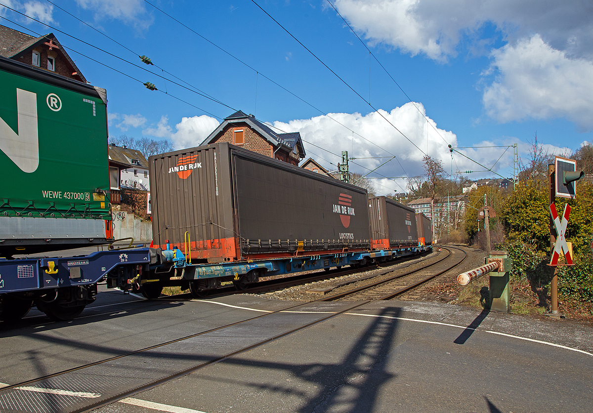 8-achsiger Niederflur-Containertragwagen (Megafret) 33 68 4909 458-4 D-AAEC der Gattung Sffggmrrss 36 der AAE Cargo AG (heute zur VTG), beladen mit zwei 40‘ Wechselbrücken am 19.03.2021 im Zugverband bei der Durchfahrt in Kirchen an der Sieg.

Die UIC Nummer ist hier noch nach dem alten Schlüssel, so steht die dritte und vierte Ziffer als für Kode für das Eigentumsmerkmal (68 = Gemeinschaft der Bentheimer Eisenbahn und der Ahaus–Alstätter Eisenbahn). Bis Ende 2005 wurde mit ihm der Eigentümer eines Wagens kodiert, dann trat der zweistellige Ländercode an seine Stelle. So stände nach dem neuen Nummernsystem eine 80 für Deutschland hier.

Diese Wagen mit zwei tiefen Plattformen auf vier Drehgestellen (acht Achsen) eignet sich zum Transport von 20‘, 30‘, 40‘ Containern und Wechselbehältern nach UIC 592 Norm, in symmetrischer und asymmetrischer Ladekonfiguration auf der kompletten Ladelänge. Die Gesamtlänge des Wagens wird mit Hilfe eines kurzen Kupplungssystem zwischen den zwei Tiefladeplattformen optimiert.

Bei einer Ladehöhe von nur 825 mm ist es möglich, Container von 9‘6“ (Highcube) durch den Ärmelkanal-Tunnel in europäische Terminals zu transportieren.

Volumengüter können ausgezeichnet transportiert werden und es ist möglich, Wechselbehälter und Container mit einer externen Höhe von 3.220 mm innerhalb des C-45 Profils zu fahren.

TECHNISCHE DATEN:
Spurweite: 1.435 mm
Länge über Puffer: 36.440 mm
Drehzapfenabstand: 2 x 13.080 mm
Radsatzstand in den Drehgestellen: 2.000 mm
Laufraddurchmesser: 730 mm (neu)
Ladelänge: 2 x 16.105 m 
Höhe der Ladeebene über S.O.: 825 mm
Eigengewicht: 39.000 kg
Max. Zuladung bei Lastgrenze S und SS: 89 t (ab Streckenklasse A)
Max. Geschwindigkeit: 120 km/h
Kleinster bef. Gleisbogenradius: 150 m (im Zugverband) / 75 m der Einzelwagen
Bremse: 2 x KE GP-A
Feststellbremse: Ja
Intern. Verwendungsfähigkeit: RIV