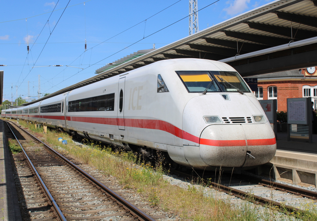 808 033 als ICE 1979 von Rostock Hbf nach Berlin-Lichtenberg am Mittag des 04.07.2025 im Rostocker Hbf.