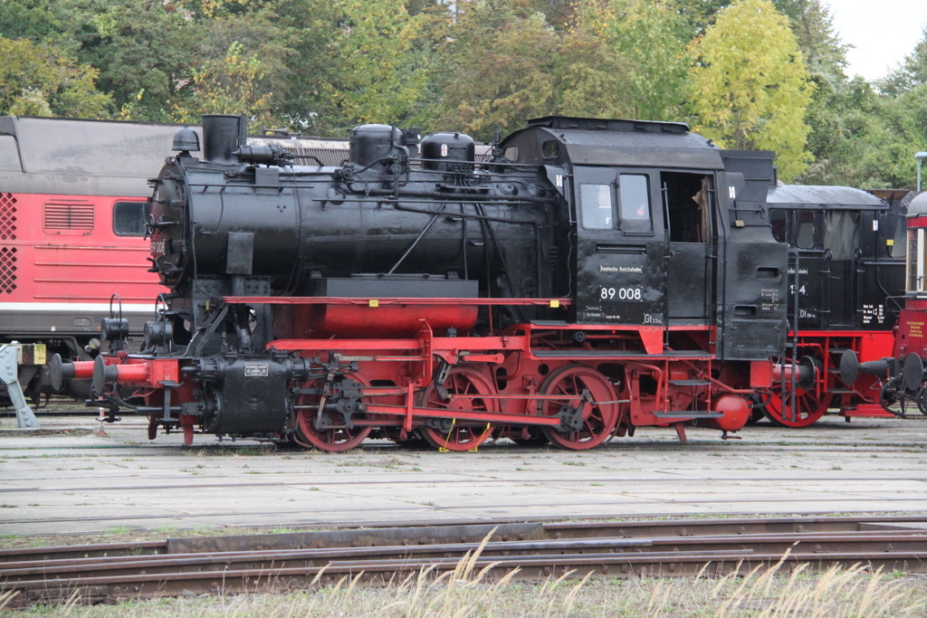 89 008 vom Mecklenburgischen Eisenbahn-und Technikmuseum stand zu den Schweriner Modellbahn-Tagen drau�en zur besichtigung.01.10.2016