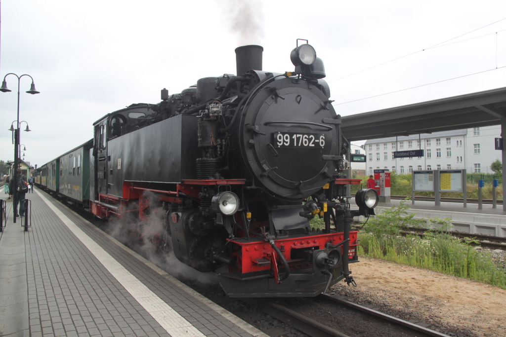 99 1762-6 stand am 13.07.2015 mit P 3004 von Radebeul Ost nach Radeburg in H�he Haltepunkt Radebeul Ost.