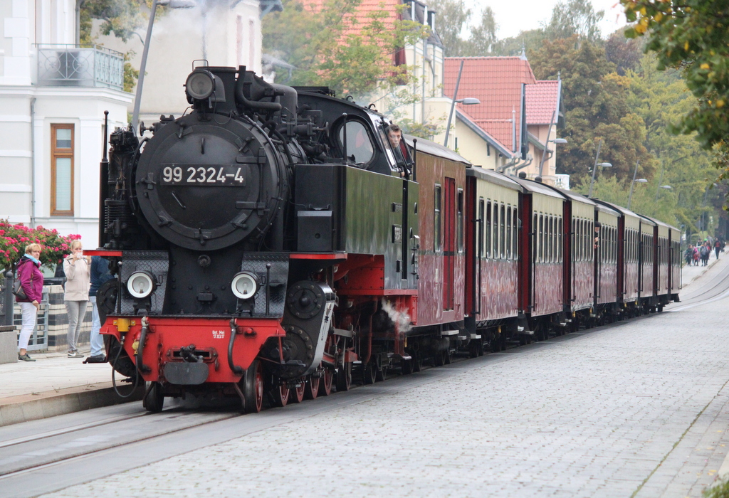 99 2324-4 mit MBB14617 von Ostseebad Kühlungsborn West nach Bad Doberan am Vormittag des 03.10.2020 in Bad Doberan Goethestraße 