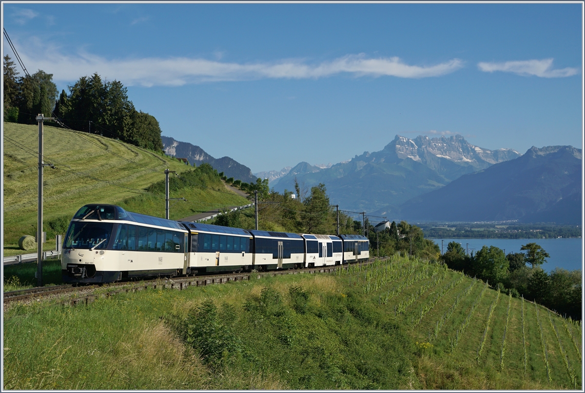 Ab dem Fahrplanwechsel ändert das Angebot bei der MOB, statt Schnell- und Regionalzüge werden alle Züge alle Stationen bedient und es gibt keine Express-Züge mehr (Ausser den Spurwechselzügen nach Interlaken). Gebildet werden die Mehrzahl dieser Züge mit Alpina ABe 4/4 bzw Be 4/4 der Serie 9000, Panoramawagen und Steuerwagen. Wie dies dann aussehen wird zeigt dieses, bei Plachamp entstanden Bild. 

8. Juli 2020