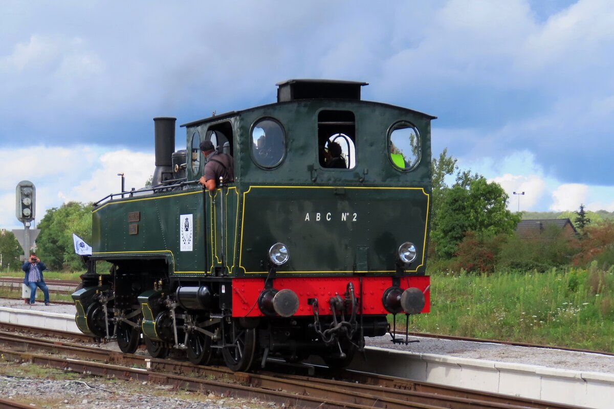 ABC-2 setzt sich am 23 September 2023 vor ein Dampfpendelzug in Mariembourg während das 50.Jahresjubiläum (deswegen der weisse Aufkleber auf die kabine) der CFV3V.