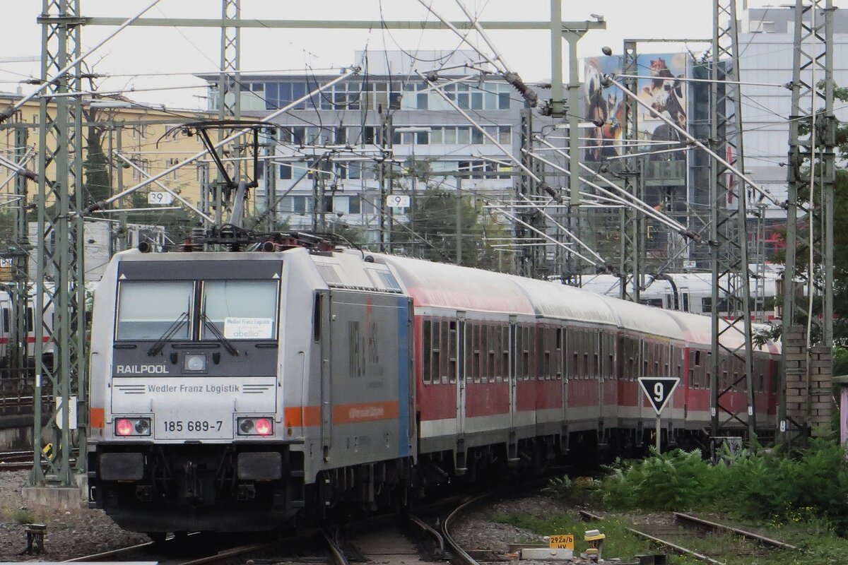 Abellio Ersatzzüge gab es auch in 2020, wie WFL 185 689 mit N-Wagen beim Ausfahrt aus Stuttgart Hbf am 23 September 2020 sehen lasst.