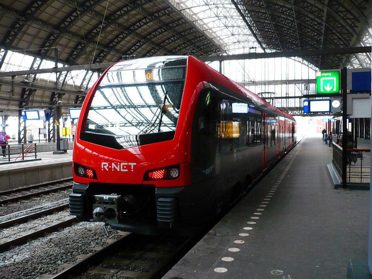 Abellio R Net Triebwagem 2010 w�hrend eine Probefahrt. Gleis 2 Amsterdam Centraal Station 10-02-2016.

Abellio R Net treinstel 2010 tijdens testrit. Dit materieel zal gaan rijden tussen Alphen aan den Rijn en Gouda. Spoor 2 Amsterdam CS 10-02-2016.
