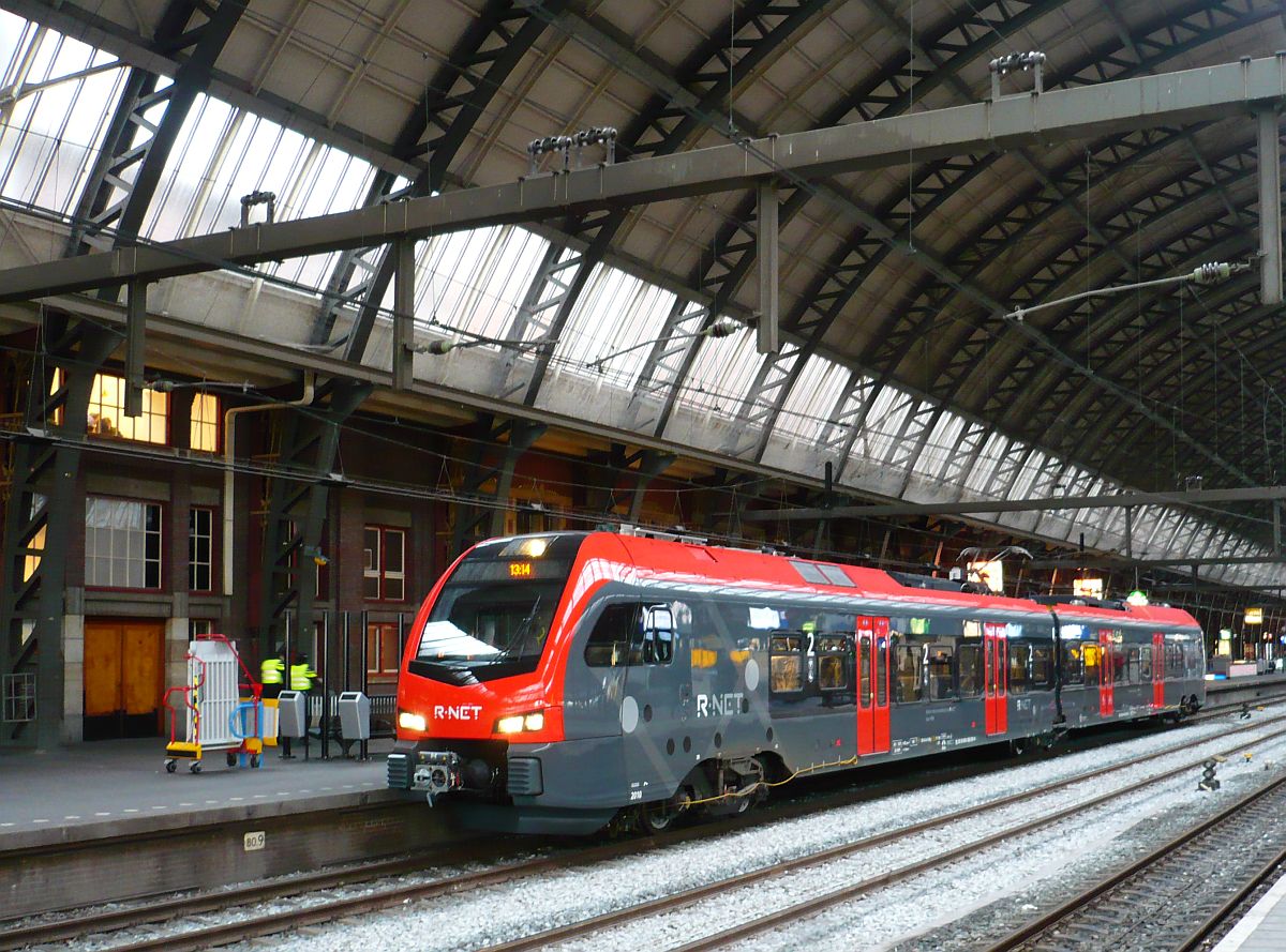 Abellio R Net Triebwagem 2010 w�hrend eine Probefahrt. Gleis 2 Amsterdam Centraal Station 10-02-2016.

Abellio R Net treinstel 2010 tijdens testrit. Dit materieel zal gaan rijden tussen Alphen aan den Rijn en Gouda. Spoor 2 Amsterdam CS 10-02-2016.