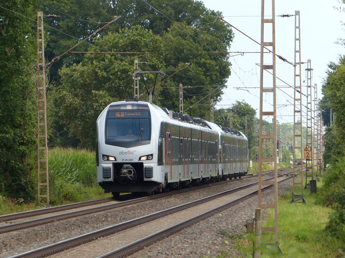 Abellio Triebzug ET 25 2201 Wasserstrasse, Hamminkeln 30-07-2021.

Abellio treinstel ET 25 2201 Wasserstrasse, Hamminkeln 30-07-2021.