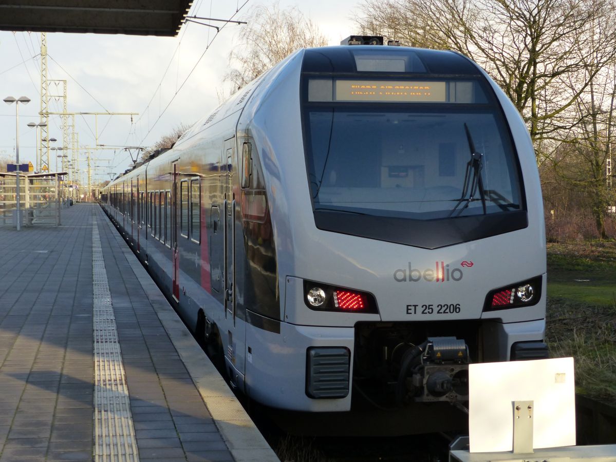 Abellio Triebzug ET 25 2206 Gleis 1 Emmerich am Rhein 12-03-2020.

Abellio treinstel ET 25 2206 spoor 1 Emmerich am Rhein 12-03-2020.