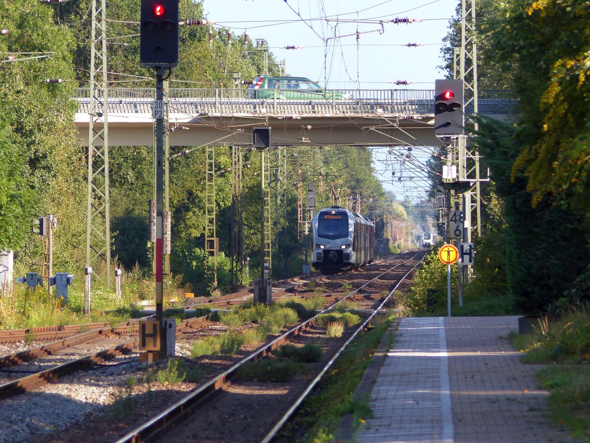 Abellio Triebzug ET 25  2207 Ankunst Bahnhof Empel-Rees 21-08-2020.


Abellio treinstel ET 25 2207 aankomst station Empel-Rees 21-08-2020.


