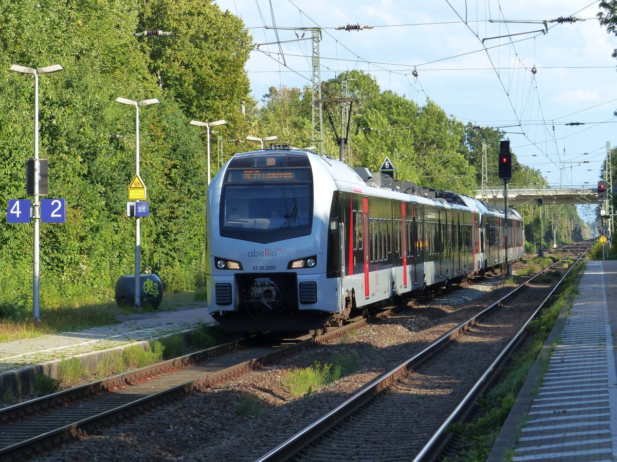 Abellio Triebzug ET 25 2207 Gleis 2 Bahnhof Empel-Rees 21-08-2020.

Abellio treinstel ET 25 2207 spoor 2 station Empel-Rees 21-08-2020.