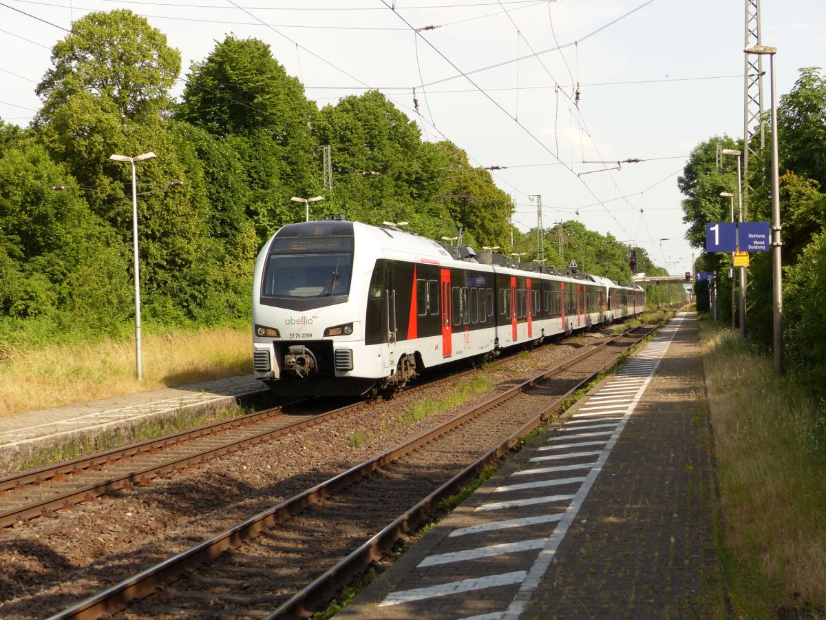 Abellio Triebzug ET 25 2209 Gleis 2 Bahnhof Empel-Rees 18-06-2021.

Abellio treinstel ET 25 2209 spoor 2 station Empel-Rees 18-06-2021.