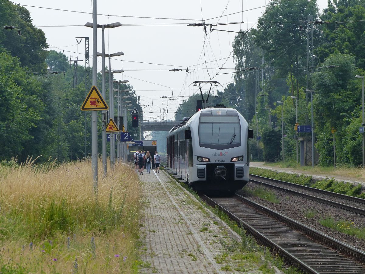 Abellio Triebzug ET 25 2301 Gleis 2 station Empel-Rees 18-06-2021.

Abellio treinstel ET 25 2301 spoor 2 station Empel-Rees 18-06-2021.