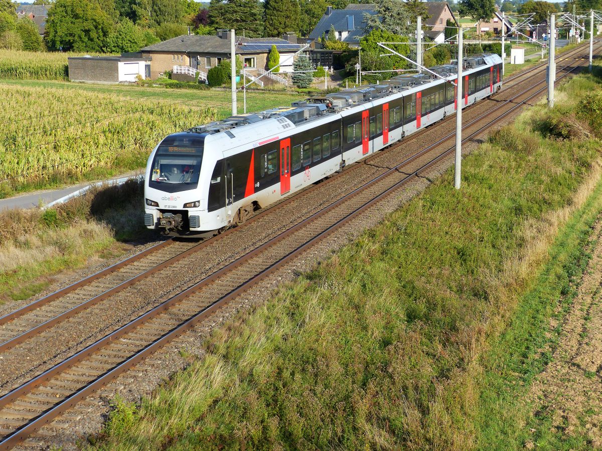 Abellio Triebzug ET 25 2303 Baumannstrasse, Praest bei Emmerich am Rhein 19-09-2019.


Abellio treinstel ET 25 2303 Baumannstrasse, Praest bij Emmerich 19-09-2019.