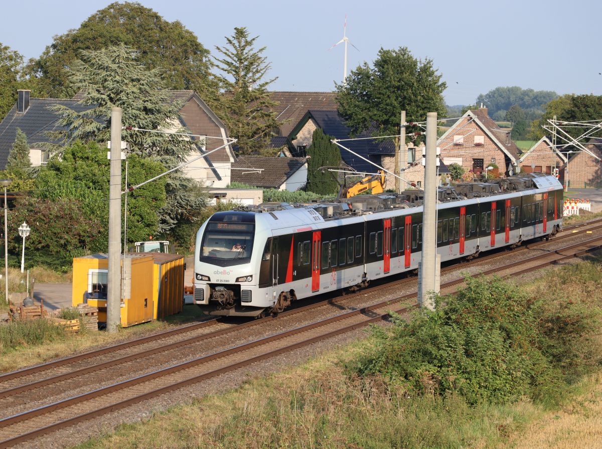 Abellio Triebzug ET 25 2303 Baumannstrasse, Praest bei Emmerich am Rhein 02-09-2021.

Abellio treinstel ET 25 2303 Baumannstrasse, Praest bij Emmerich 02-09-2021.