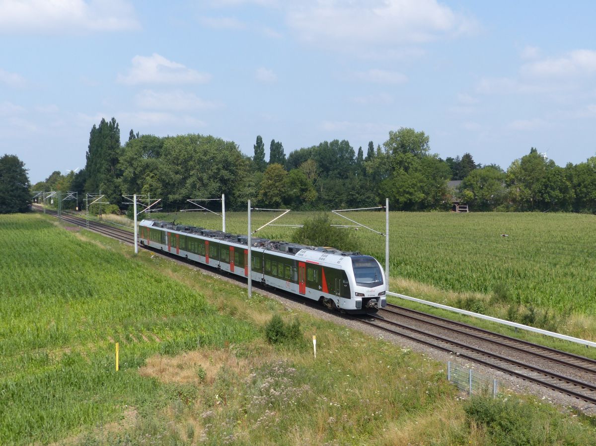 Abellio Triebzug ET 25 2304 Baumannstrasse, Praest bei Emmerich. Deutschland 06-07-2018.

Abellio treinstel ET 25 2304 Baumannstrasse, Praest bij Emmerich. Duitsland 06-07-2018.