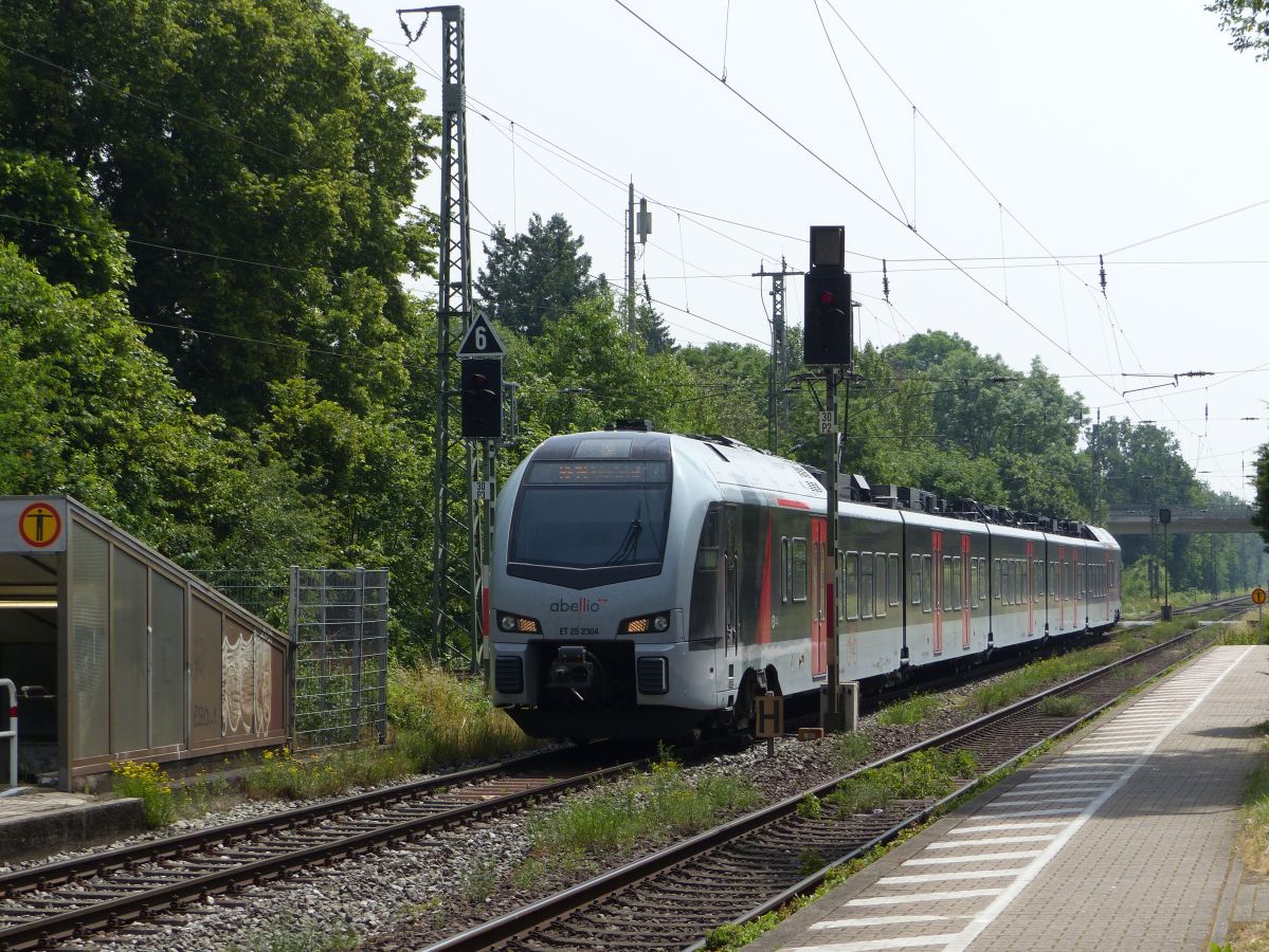 Abellio Triebzug ET 25 2304 Gleis 2 Empel-Rees 18-06-2021.

Abellio treinstel ET 25 2304 spoor 2 Empel-Rees 18-06-2021.