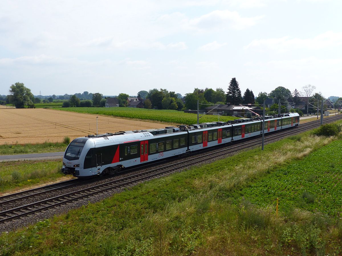 Abellio Triebzug ET 25 2305 Baumannstrasse, Praest bei Emmerich am Rhein, Deutschland 06-07-2018.

Abellio treinstel ET 25 2305 Baumannstrasse, Praest bij Emmerich, Duitsland 06-07-2018.