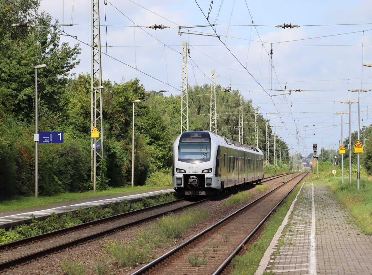 Abellio Triebzug ET 25 2305 Gleis 1 Bahnhof Empel-Rees 02-09-2021.

Abellio treinstel ET 25 2305 spoor 1 station Empel-Rees 02-09-2021.