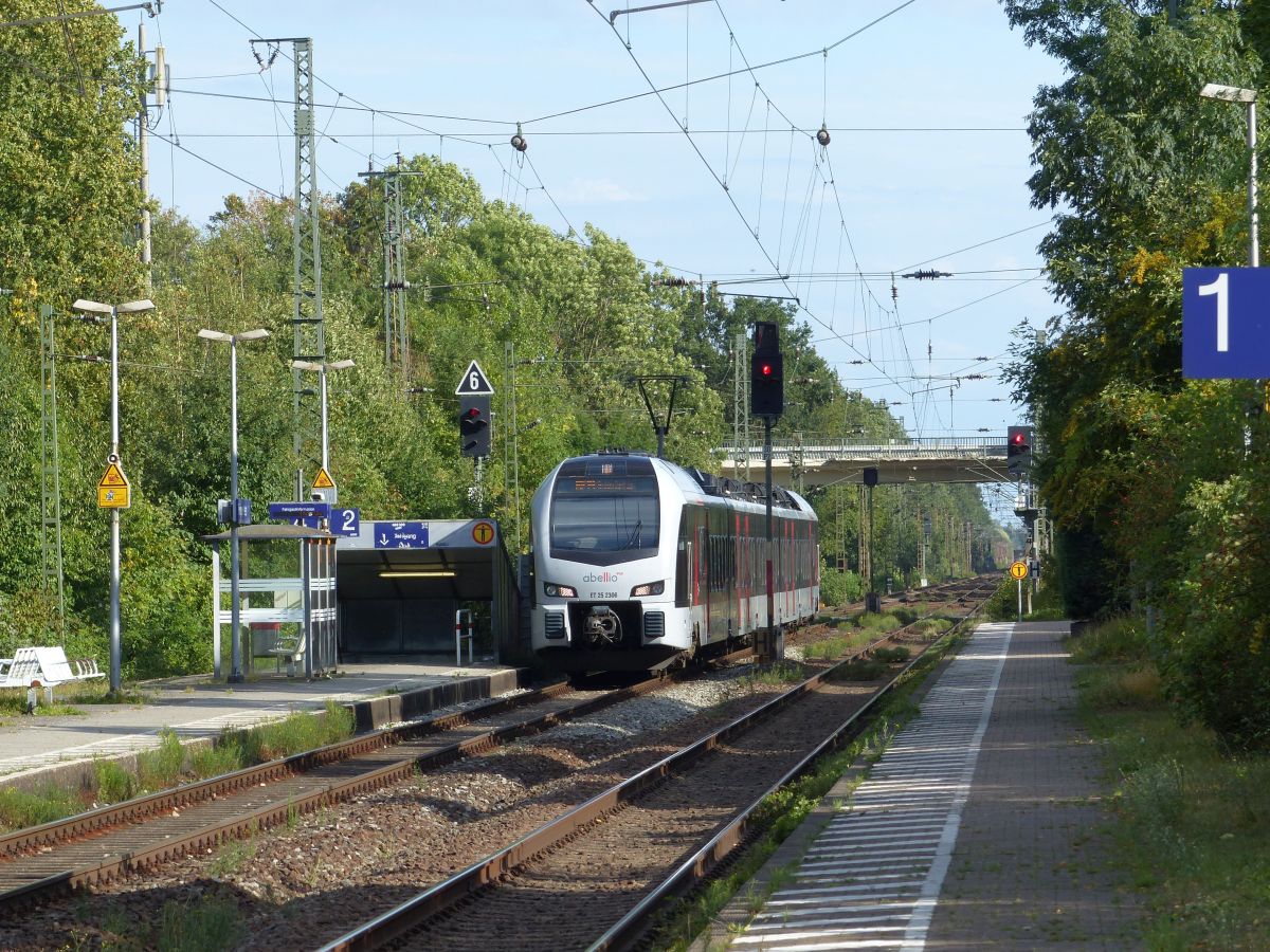 Abellio Triebzug ET 25 2306 Ankunst Bahnhof Empel-Rees 21-08-2020. 


Abellio treinstel ET 25 2306 aankomst station Empel-Rees 21-08-2020.