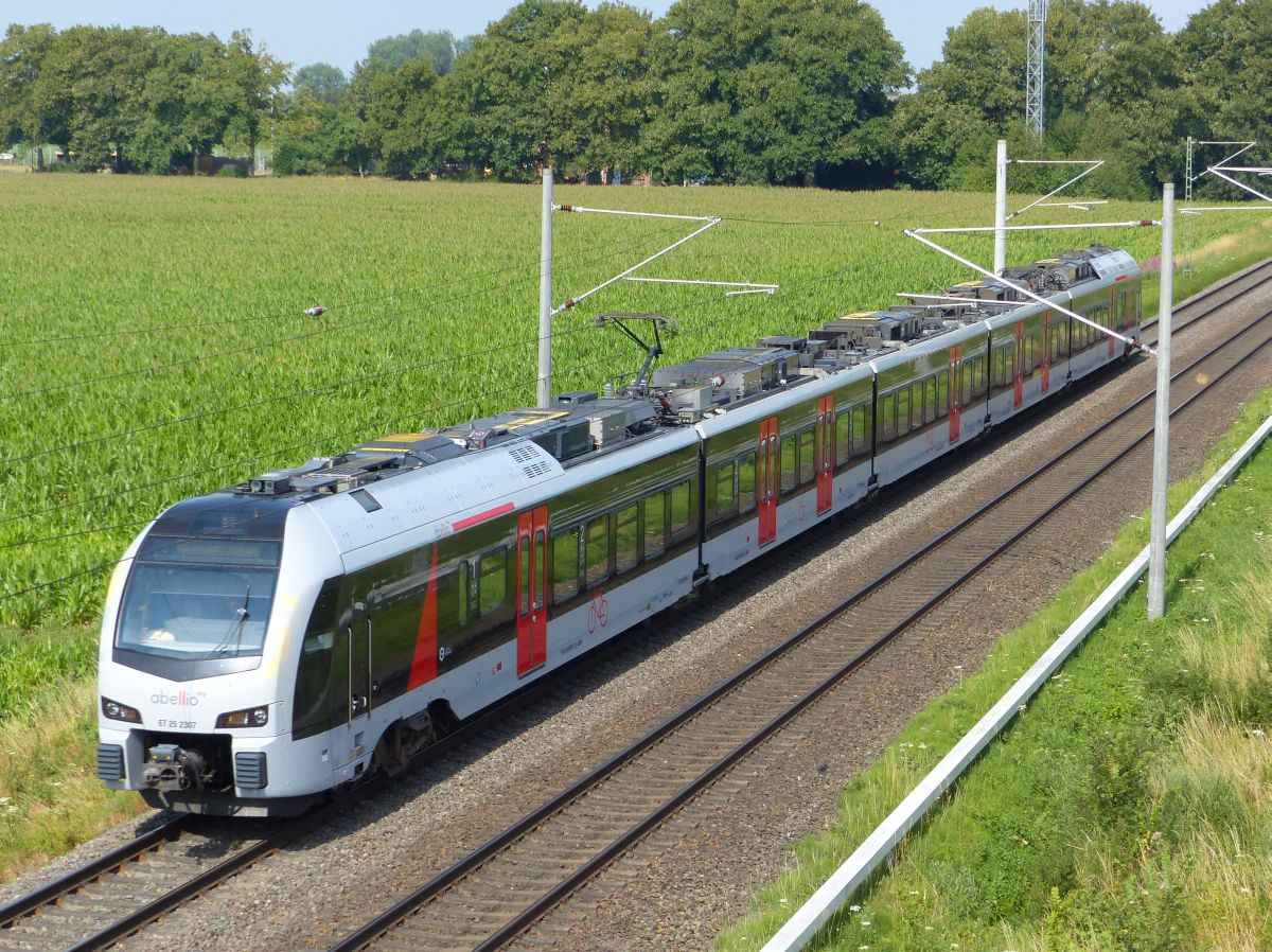 Abellio Triebzug ET 25 2307 Baumannstrasse, Praest bei Emmerich. Deutschland 06-07-2018.

Abellio treinstel ET 25 2307 Baumannstrasse, Praest bij Emmerich. Duitsland 06-07-2018.