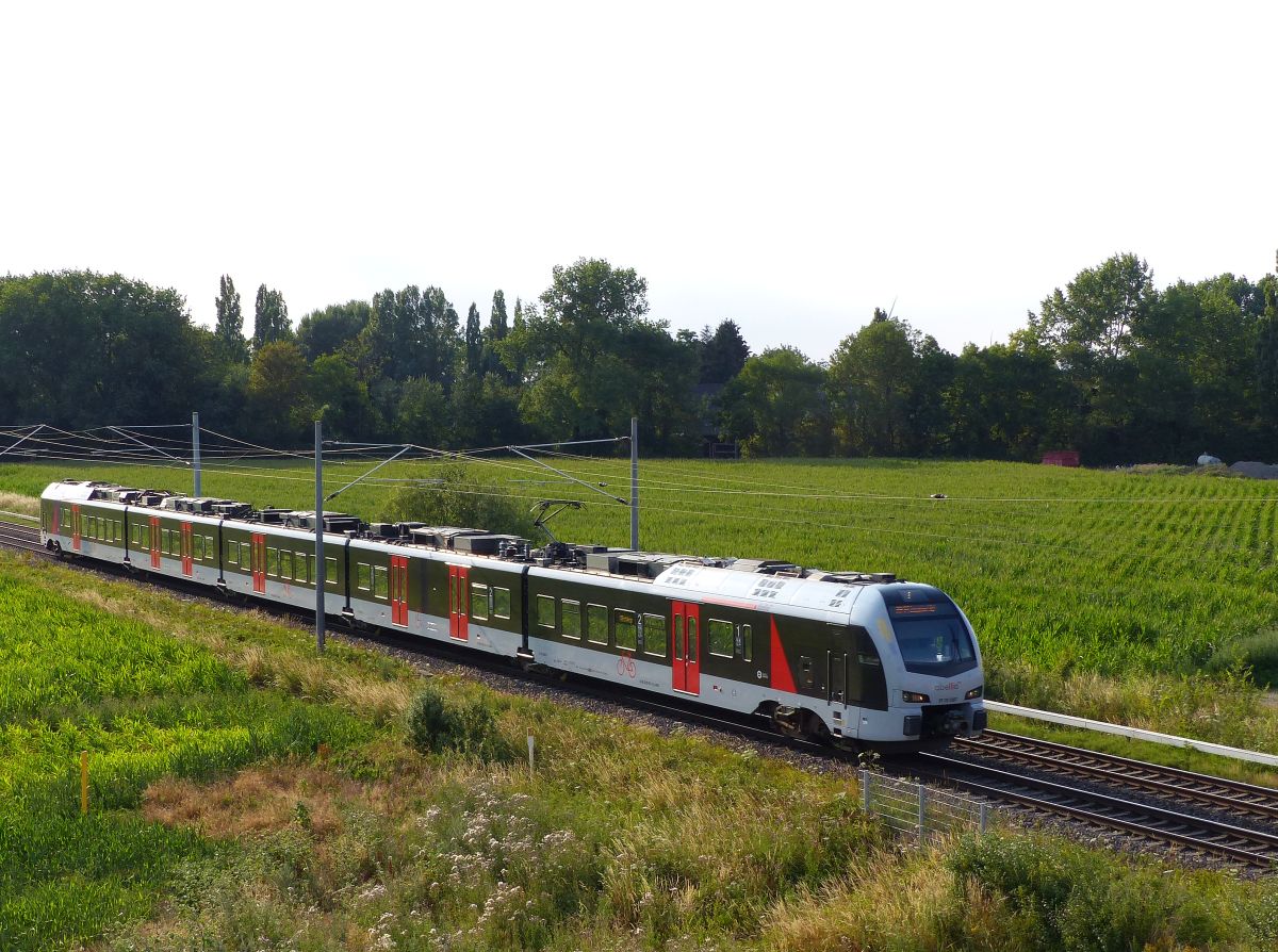 Abellio Triebzug ET 25 2307 Baumannstrasse, Praest bei Emmerich am Rhein 06-07-2018.

Abellio treinstel ET 25 2307 Baumannstrasse, Praest bij Emmerich 06-07-2018.