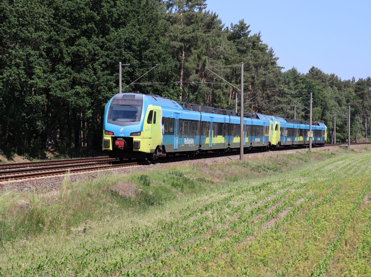 Abellio Westfalenbahn Triebzug ET 409 und ET 407 Bernte, Emsbren 03-06-2022.


Abellio Westfalenbahn treinstel ET 409 en ET 407 Bernte, Emsbren 03-06-2022.