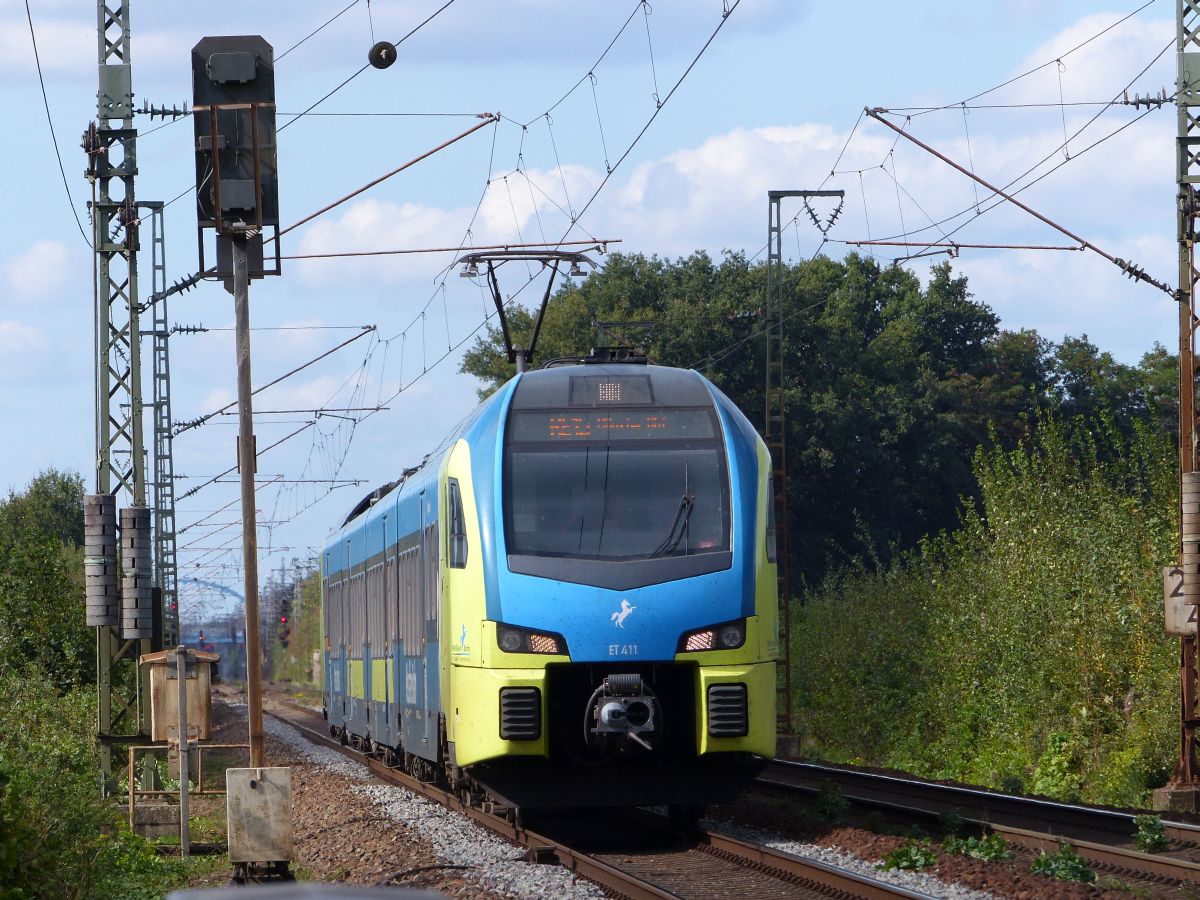 Abellio Westfalenbahn Triebzug ET 411 bei Bahnbergang Devesstrae, Salzbergen 13-09-2018.

Abellio Westfalenbahn treinstel ET 411 bij de overweg Devesstrae, Salzbergen 13-09-2018.