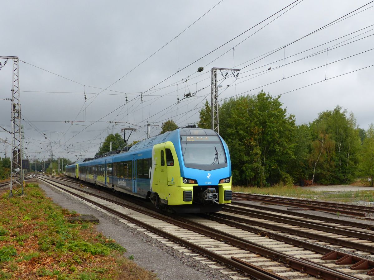Abellio Westfalenbahn Triebzug ET 413 und ET 405 Salzbergen 17-08-2018.

Abellio Westfalenbahn treinstel ET 413 en ET 405 Salzbergen 17-08-2018.