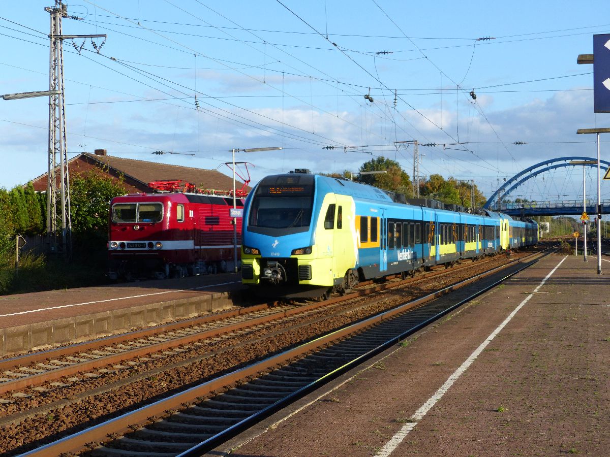 Abellio Westfalenbahn Triebzug ET 413 Gleis 4 Salzbergen 28-09-2018.

Abellio Westfalenbahn treinstel ET 413 spoor 4 Salzbergen 28-09-2018.