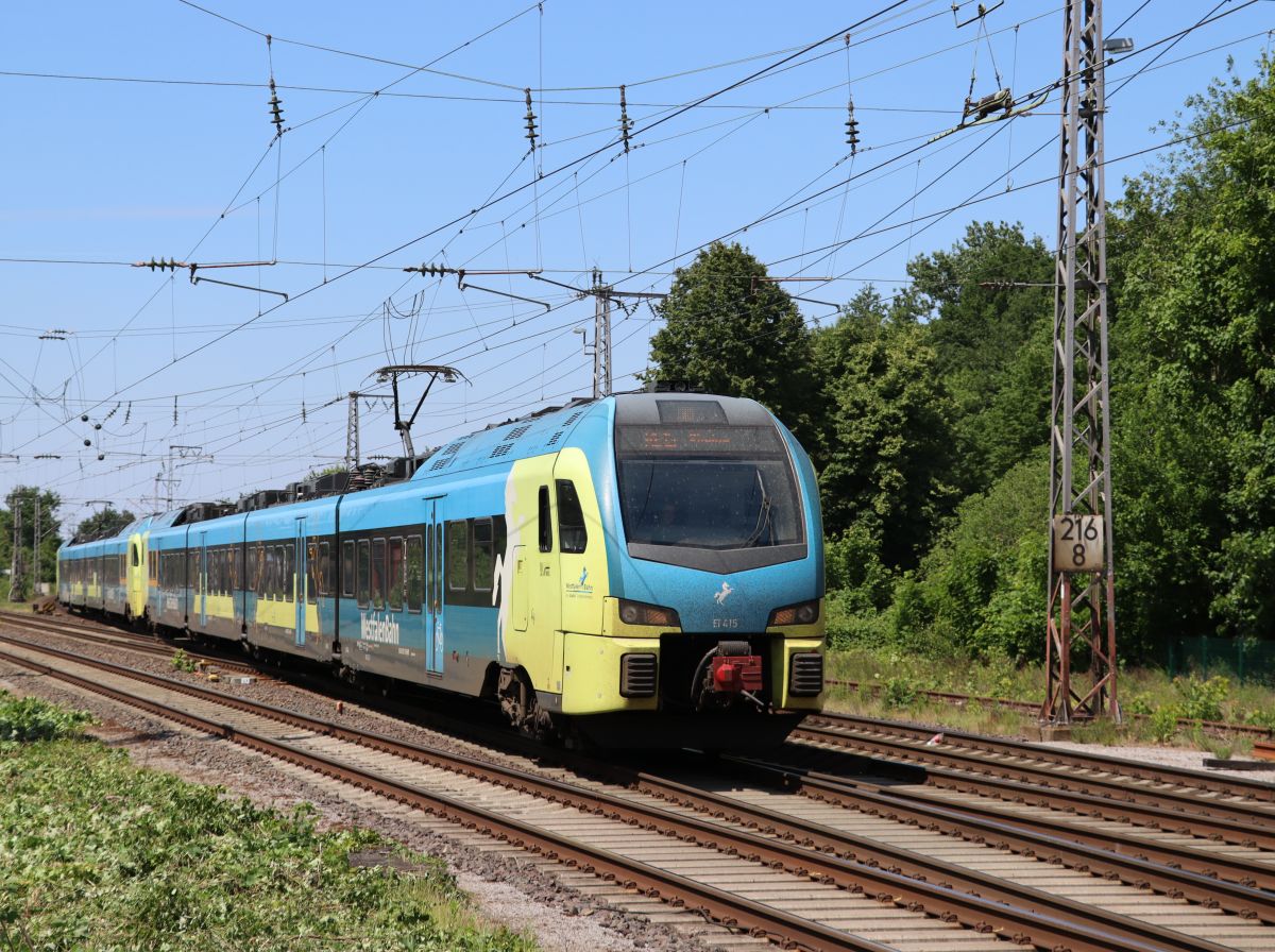 Abellio Westfalenbahn Triebzug ET 415 und ET 403 ankunft Bahnhof Salzbergen 03-06-2022.

Abellio Westfalenbahn treinstel ET 415 en ET 403 aankomst station Salzbergen 03-06-2022.






