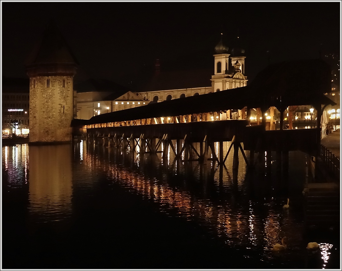 Abend's an der Kapellbrücke von Luzern.
(16.03.2015)
