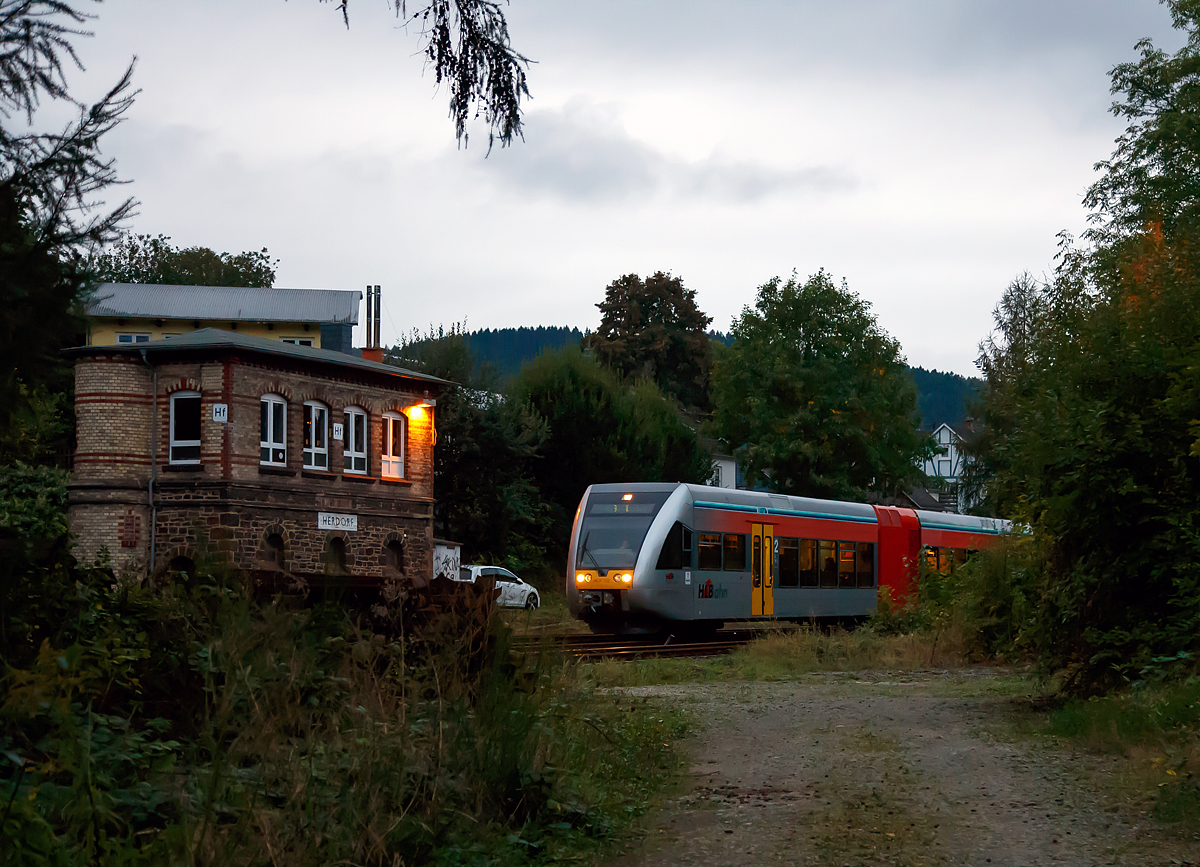 
Abendstimmung im Hellertal...

Der Stadler GTW 2/6 HLB 122 bzw. VT 526 122 der HLB (Hessische Landesbahn GmbH) erreicht am 06.10.2016 (18:48) pünklich, als RB 96  Hellertalbahn ,  den Bahnhof Herdorf. Hier passiert er gerade das Stellerk Herdorf Fahrdienstleiter (Hf).