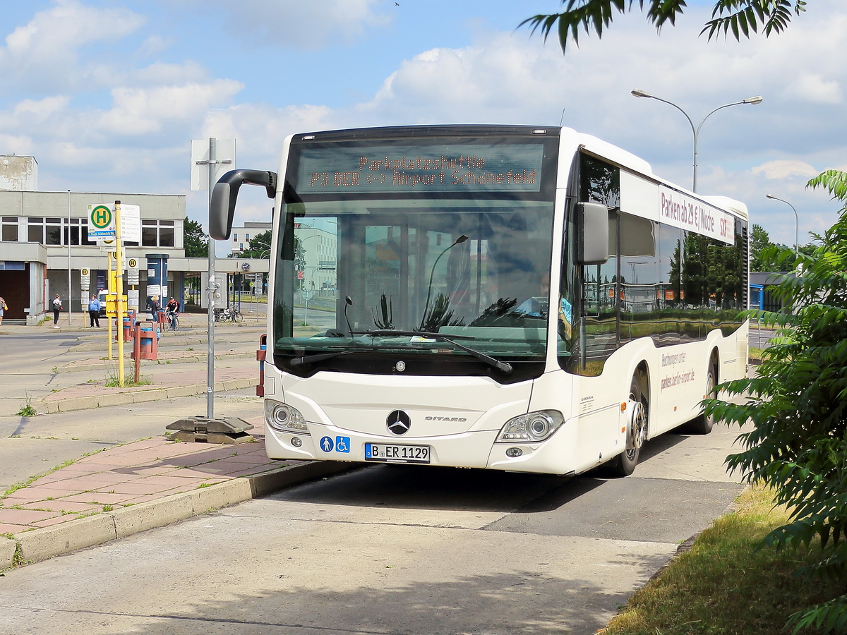 Abfahrt des Daimler Citaro von Bus Verkehr Berlin KG (BVB) als Parkplatz Shuttle vom Regionalbahnhof Berlin Flughafen Schönefeld am 14. Juni 2020.