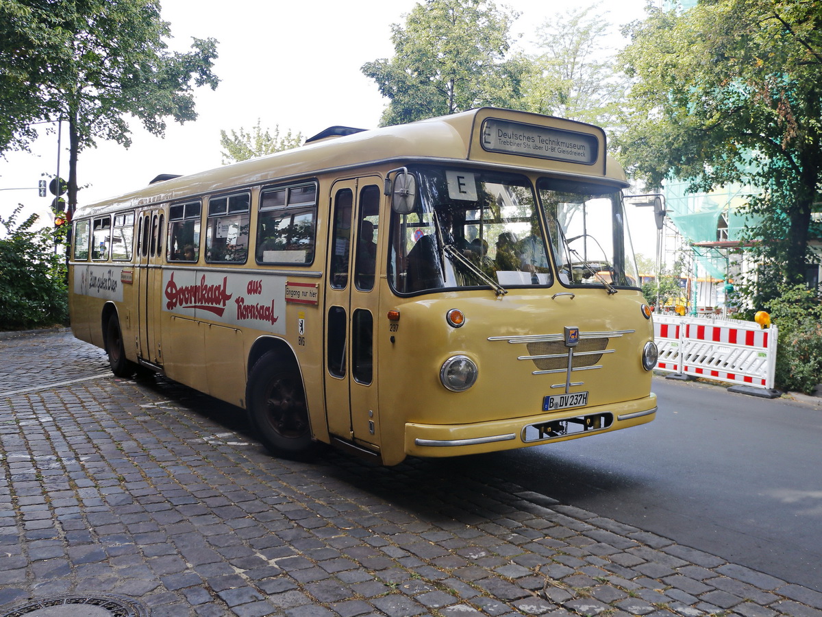 Abfahrt Wagen 237, ein Büssing E2U 62S von der Haltestelle Monumentenstr. am Depot für Kommunalverkehr des Deutschen Technikmuseums in Schöneberg am 08. September 2019.