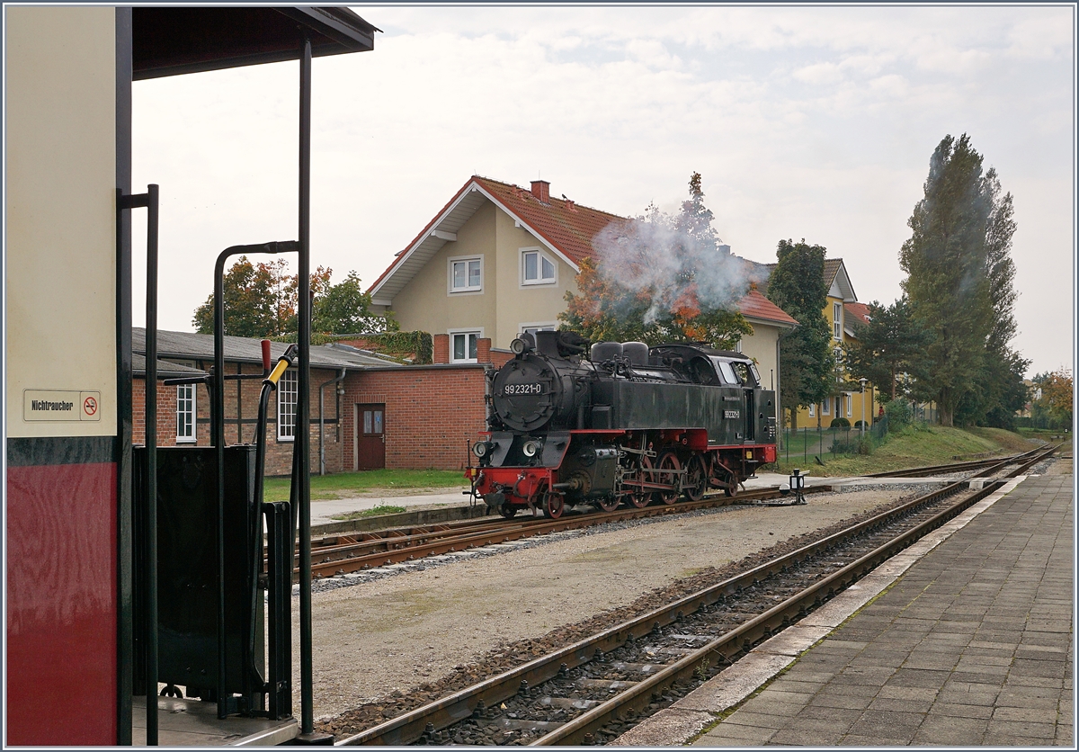 Abgekuppelt umfährt die Molli 99 2321-0 ihren Zug. Dabei wird, kurz nach dieser Aufnahme, im BW noch ein kurzer Halt eingelegt, um Wasser zu fassen.
Kühlungsborn West, den 28. Sept. 2017