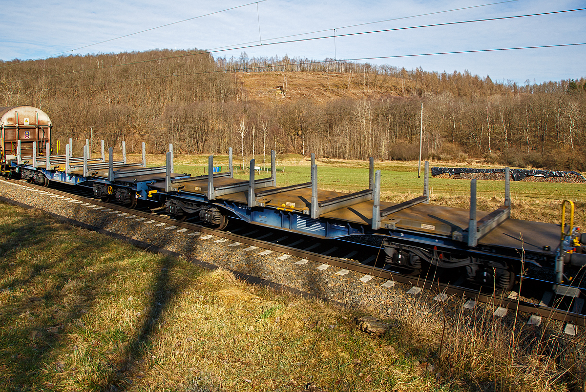 Achsachsiger modulare Doppel-Güterwageneinheit 37 80 4851 122-4 D-VTGCH, der Gattung Sggrrs2x40‘ , der VTG Schweiz, am 02.03.2022 im Zugverband bei einer Zugdurchfahrt bei Rudersdorf (Kr. Siegen). VTG Bezeichnung SGGRRS 2x40‘ + VTG ModuPallet Coils & Steel.

Der Sggrrs 2x40‘ ermöglicht es, mit seinem optimierten Eigengewicht mehr Zuladung je Wagen zu realisieren. Die ModuPallet Coils & Steel, die modulare Lösung der VTG für den Transport von Coils und weiteren Stahlerzeugnissen, passt perfekt dazu. Entworfen für den Transport von Coils, schafft sie es dennoch, auch weitere Stahlerzeugnisse wie Brammen, Rohre und Schienen zu transportieren. Ihre universelle Einsatzfähigkeit generiert so ein Maximum an Flexibilität. Für Coils können bis zu 6 spezielle Paletten, mit einem Eigengewicht von 1.450 kg/Stück, montiert werden. 

TECHNISCHE DATEN gemäß VTG-Datenblatt:
Spurweite: 1.435 mm (Normalspur)
Länge über Puffer:  26.710 mm (2 x 13.355 mm)
Drehzapfenabstand: 2 x 8.700 mm
Achsabstand in den Drehgestellen: 1.800 mm 
Raddurchmesser: 920 mm (neu)
Ladelänge: 2 x 12.370 mm (2 x 40‘ (ft))
Ladehöhe über SO: 1.155 mm
Eigengewicht: 39.000 kg
Zuladung bei Lastgrenze S: 141 t (ab Streckenklasse D3)
Max. Zuladung: 180 t
Max. Geschwindigkeit: 100 km/h 
Kleinster Gleisbogenhalbmesser: 75 m
Bauart der Bremse: KE-GP-A (K)
Bremssohle: K
Handbremse: Ja
Internationale Verwendungsfähigkeit: TEN-GE