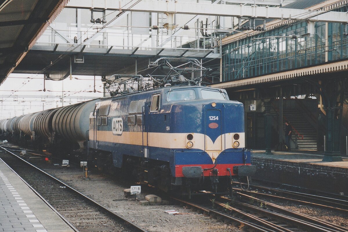 ACTS 1254 zieht am 18.Oktober 2000 ein Kesselwagenzug durch 's-Hertogenbosch.