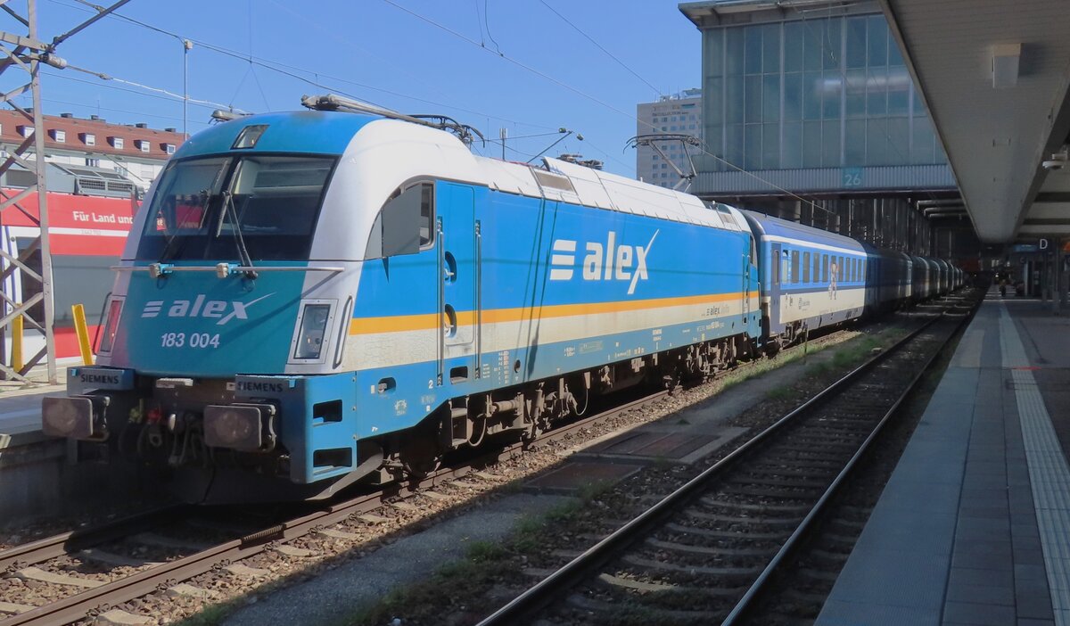 ALEX 183 004 hat die Aufkleber für der Vorteilstarif vor München<=>Prag schon verloren und steht am 16 September 2023 in München Hbf.