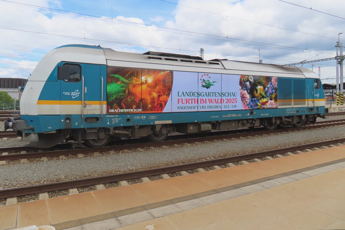 ALEX 223 064 wirbt für den Landesgartenausstellung 2025 in Plzen hl.n. bevor ein Zapadny-Express nach München vom CD-362er zu übernehmen.
