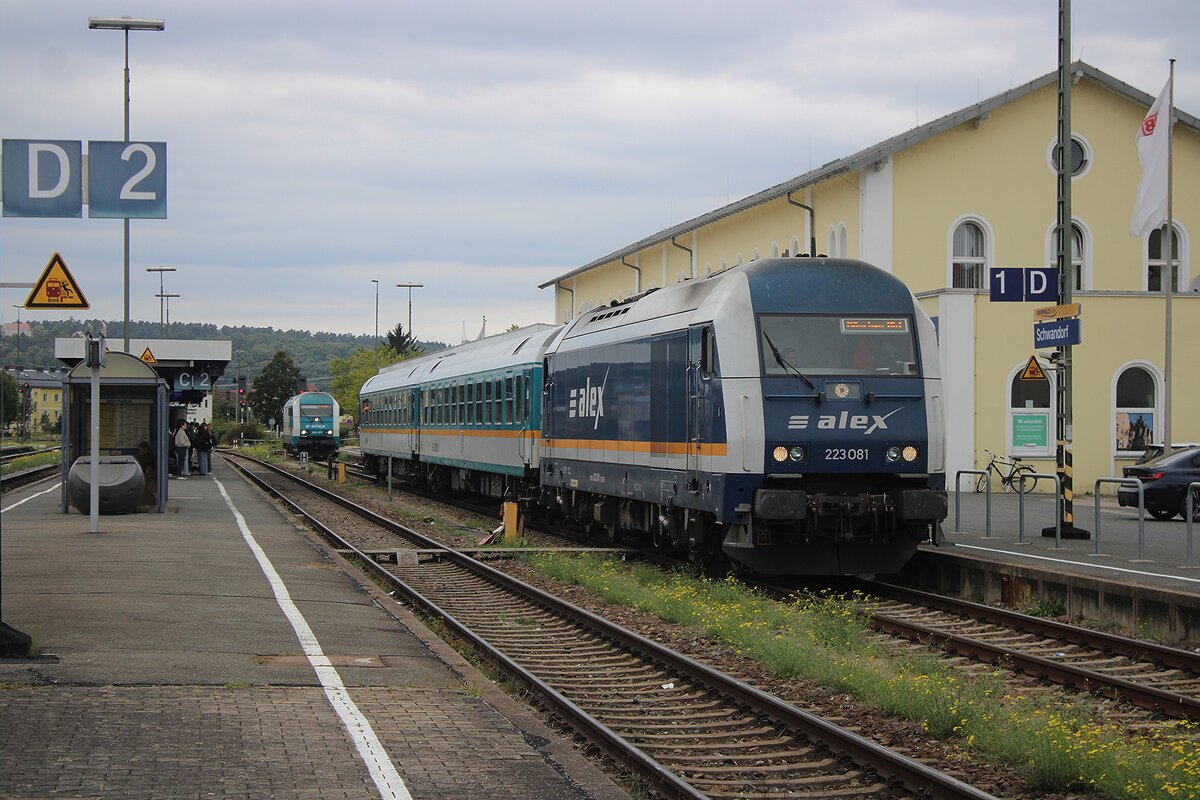 ALEX 223 081 rangiert mit zwei Reisewagen am grauen 24 September 2025 in Schwandorf.