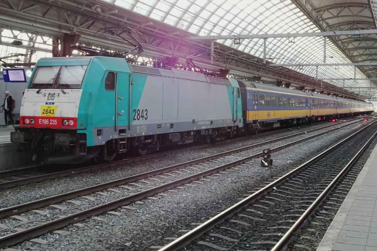 Alpha Trains 2843 steht mit ein IC-Benelux am 2 September 2022 in Amsterdam Centraal.