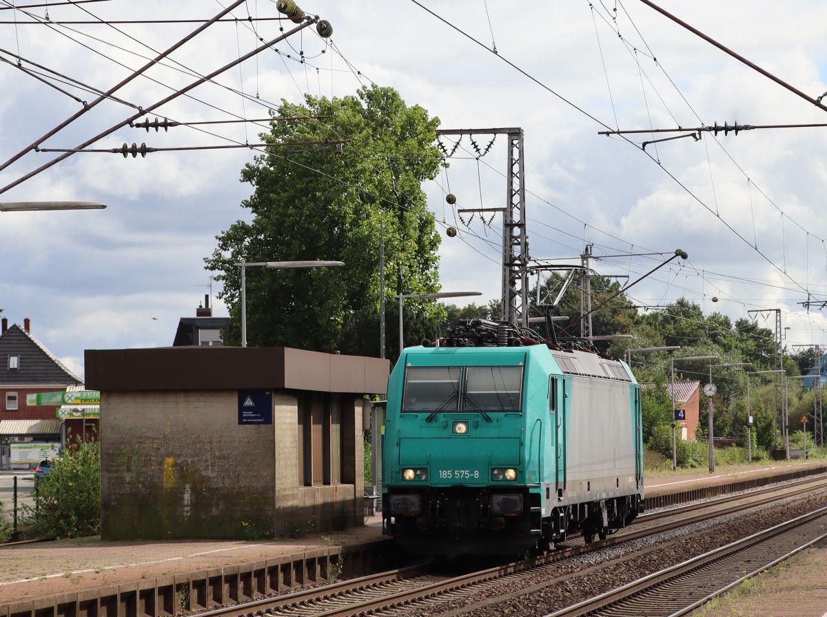 Alpha Trains Lokomotive 185 575-8 (91 80 6 185 575-8 D-BEBRA) Durchfahrt Gleis 4 Bahnhof Salzbergen 16-09-2021.

Alpha Trains locomotief 185 575-8 (91 80 6 185 575-8 D-BEBRA) doorkomst spoor 4 station Salzbergen 16-09-2021.