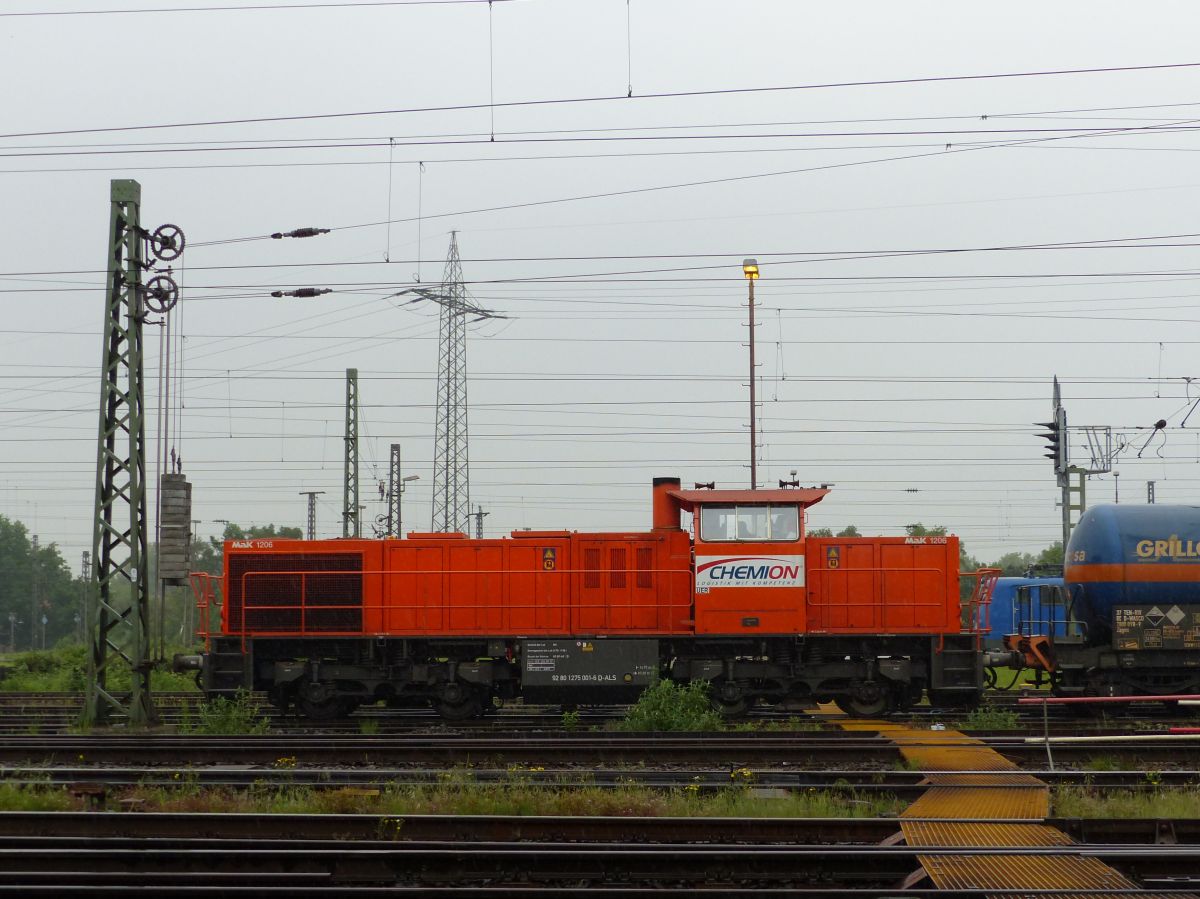 ALS (Alstom Lokomotiven Service GmbH) Mak G1206 Diesellok 92 80 1275 001-6 D-ALS mit Aufschrift  Chemion . Gterbahnhof Oberhausen West 18-05-2017.

ALS (Alstom Lokomotiven Service GmbH) Mak G1206 dieselloc 92 80 1275 001-6 D-ALS met opschrift  Chemion . Goederenstation Oberhausen West 18-05-2017.