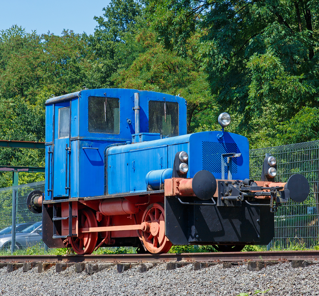 
Als Denkmal..........

Eine Deutz  A4L 514 R als Denkmal aufgestellt bei der ASCEM - Arndt Schaefer Chemicals Environment Metals in Windeck-Schladern (Sieg), hier am 02.08.2015, aufgenommen durch durchs Tor. Sie hat sogar eine automatische Rangierkupplung.

Die Deutz vom Typ  A4L 514 R wurde 1953 von der Klöckner-Humboldt-Deutz AG in Köln unter der Fabriknummer  55574 gebaut und an Matthes & Weber GmbH in Duisburg-Hochfeld geliefert.

Die A4L 514 R war der Nachfolger der erfolgreichen Vorkriegstype OMZ 122 R. Ein 55 PS starker luftgekühlter Deutz Vierzylinder-4-Takt-Dieselmotor vom Typ A4L 514 trieb über ein mechanisches Vier-Gang-Getriebe die Hinterachse an. Über Stangen wurde die Kraft auf die vordere Achse übertragen.

Einfacher Aufbau und Robustheit bescherten den Lokomotiven oftmals einen sehr langen Einsatzzeitraum. Auch heute sind diese Loks zum Teil noch im Einsatz anzutreffen.

Konstruktiv unverändert war der Nachfolger im Typenprogramm 1959 die KS 55 B.

Technische Daten
Spurweite 1.435 mm
Achsfolge: B-dm
Länge über Puffer: 5.730 mm
Achsstand: 2.500 mm
größte Breite: 2.538 mm
größte Höhe über Schienenoberkante: 3.017 mm
Raddurchmesser:  850 mm
Dienstgewicht:14 t
Achslast: 7 t
Dieselmotortyp: Deutz A4L 514
Dieselmotorbauart: 4-Zylinder / 4-Takt / Reihenmotor
Motor Hubraum: 5,3 l
Dieselmotorleistung: 55 PS bei 1500 1-min
Getriebe: Viergang mechanisch
Getriebehersteller: Deutz
Höchstgeschwindigkeit: 14,5 km/h
Anfahrzugkraft:  3460 kg / 34,6 kN

Baujahre 1950 - 1960
gebaute Stückzahl 175
