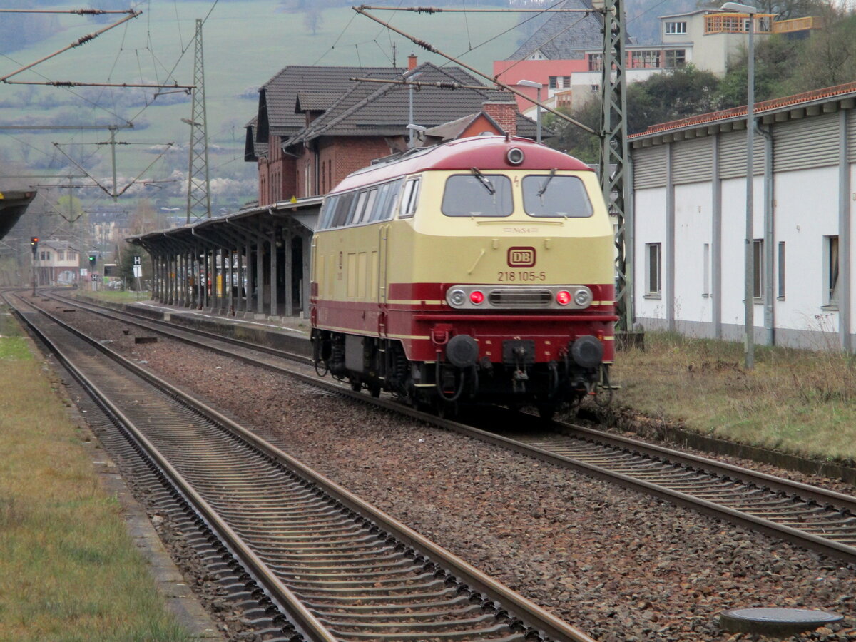 Als ich auf dem Bahnhof Probstzella,am 25.April 2022,zeigte das Ausfahrsignal Richtung Saalfeld Grün. Was wird kommen ? Ach bestimmt nur so ein langweiliger ICE ! Überraschung 218 105 kam durch ! 